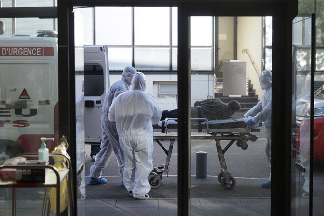 Một bệnh nhân Covid-19 nhập viện tại Bệnh viện Đại học Tours ở Pháp /// AFP