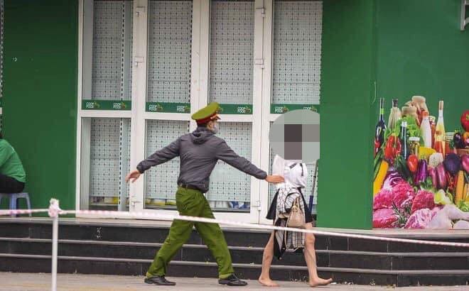 Một cô gái ở Hà Nội bị giữ lại khi trốn chạy khỏi khu cách ly	  /// Ảnh: C.T