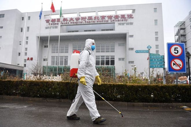 Nhân viên làm vệ sinh trước một bệnh viện ở thủ đô Bắc Kinh, Trung Quốc /// Reuters