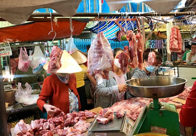 Ngày đầu tiên các công ty lớn công bố hạ giá heo hơi xuống 70.000 đồng/kg, giá thịt heo bán tại chợ đầu mối vẫn chưa có dấu hiệu giảm /// Ảnh: Lam Nghi