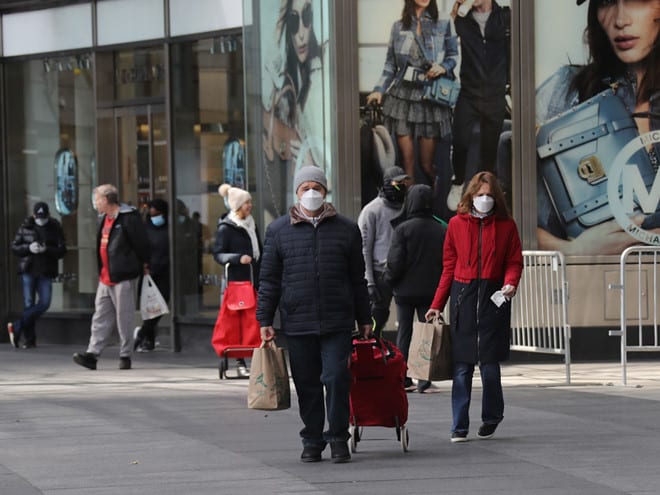 Một số người đeo khẩu trang khi đi mua sắm ở TP.New York /// AFP