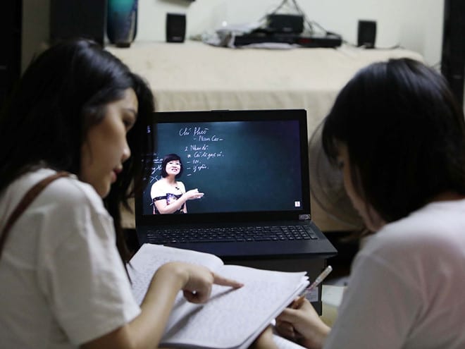 Học sinh học tại nhà qua chương trình trực tuyến
 /// Ảnh: Ngọc Dương