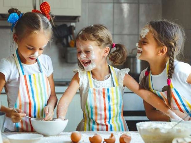 Hãy để con bạn tham gia vào việc chuẩn bị bữa ăn và khám phá công thức nấu ăn mới /// Ảnh minh họa: Shutterstock