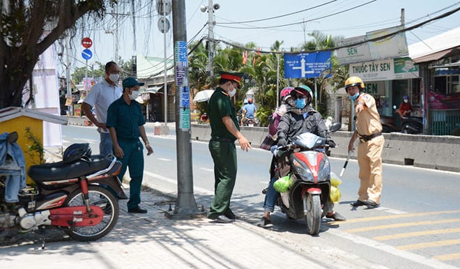 Tài xế xe máy chở nhiều đồ đạc cũng được kiểm tra y tế tại chốt trên đường Nguyễn Văn Bứa, H.Hóc Môn Ảnh: Duy Tính