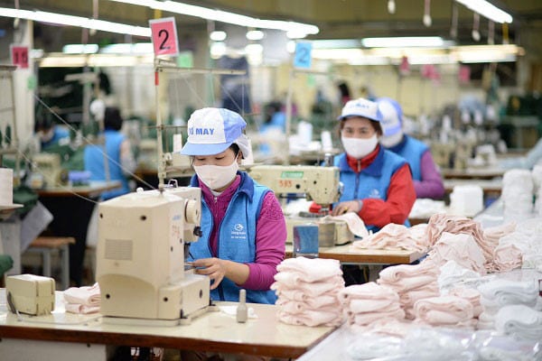 Nhiều doanh nghiệp dệt may trong nước đã tăng sản xuất khẩu trang vải /// Ảnh: Vinatex