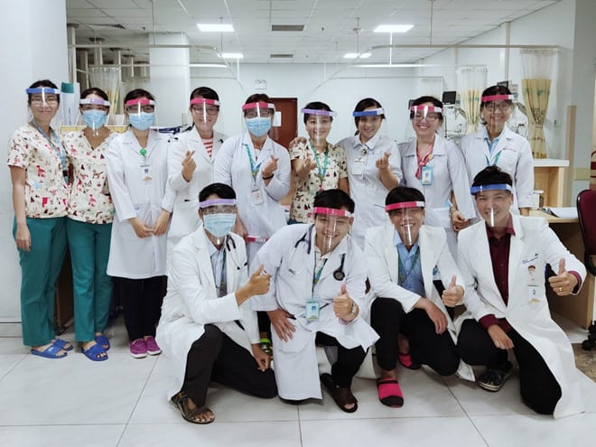 Các bác sĩ tự làm và trang bị nón kính bảo hộ chống dịch COVID-19 /// Ảnh: BVCC