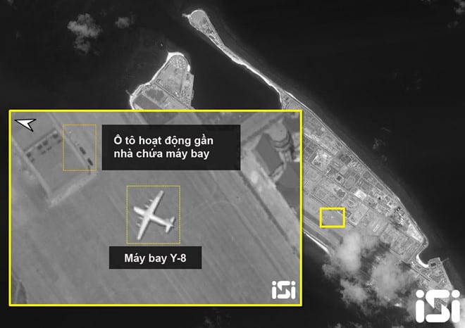 Ảnh chụp vệ tinh cho thấy máy bay vận tải quân sự Y-8 của Trung Quốc hạ cánh xuống đá Chữ Thập ngày 28.3 /// ImageSat International