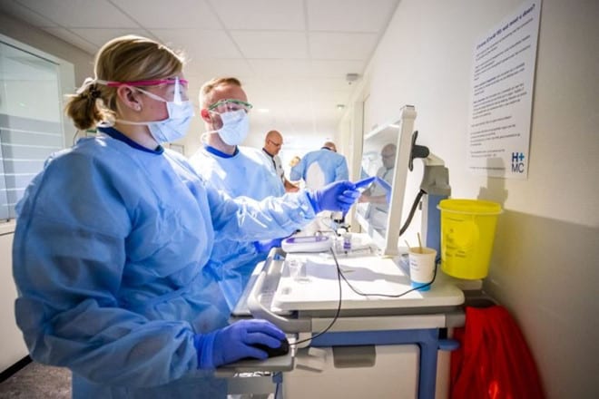 Các nhân viên y tế ở Veneto, Ý là nhóm đối tượng đầu tiên được xét nghiệm máu tìm kháng thể Covid-19 /// AFP