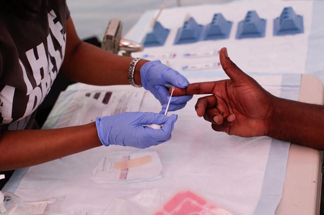 Một người được lấy máu xét nghiệm HIV miễn phí tại New York vào thời gian trước khi xảy ra dịch Covid-19 /// AFP