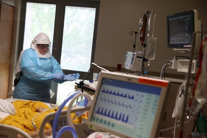 Chăm sóc bệnh nhân Covid-19 tại Trung tâm Y tế vùng San Jose (bang California, Mỹ) /// AFP