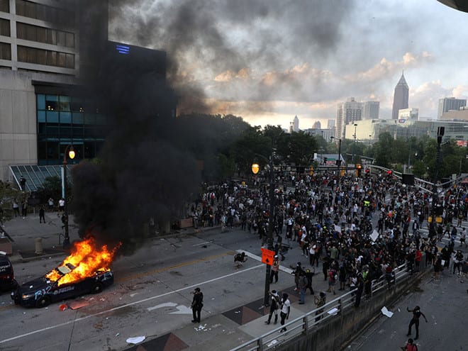 Xe cảnh sát bị đốt cháy tại Atlanta /// Ảnh: Reuters