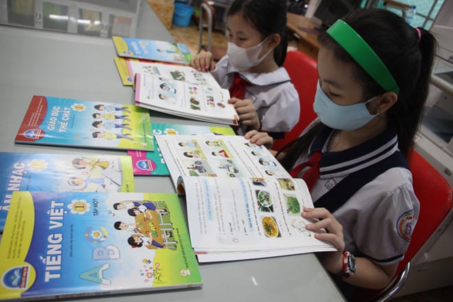 Học sinh tại một trường tiểu học ở TP.HCM tham khảo Chân trời sáng tạo - bộ sách do Nhà xuất bản Giáo dục VN trả “thù lao tổ chức biên soạn SGK” cho lãnh đạo, cán bộ Sở GD-ĐT /// Ảnh: Nguyễn Loan