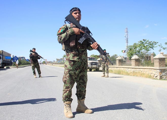 Lính thuộc quân đội quốc gia Afghanistan đứng gác tại Ghazni /// Reuters