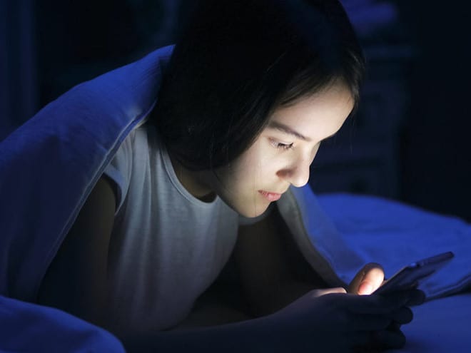Hãy thử giảm độ sáng trên điện thoại và bật bộ lọc ánh sáng xanh /// Ảnh minh họa: Shutterstock