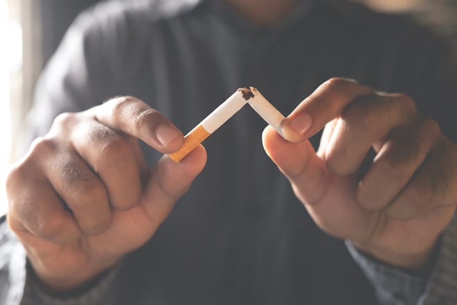 Hút thuốc không chỉ gây hại đến sức khỏe của chính bạn mà còn ảnh hưởng đến người xung quanh /// Ảnh minh họa: Shutterstock