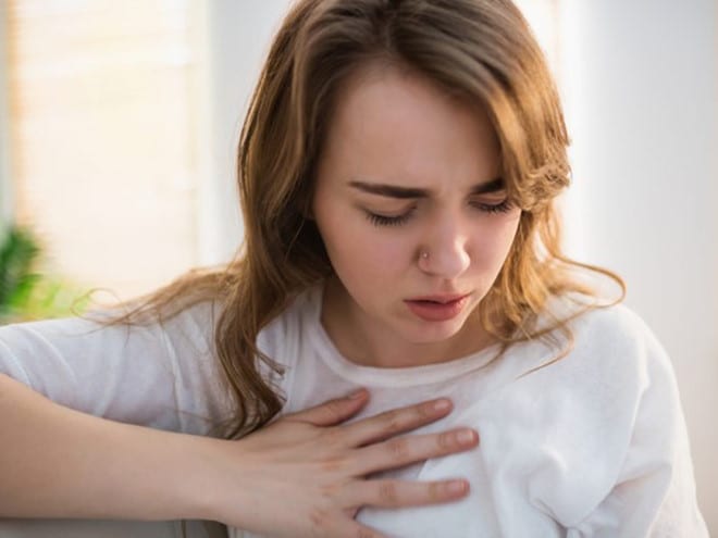 Để tránh nhầm lẫn và phân biệt với cơn hoảng loạn, có một dấu hiệu để nhận biết cơn đau tim, đó là căng tức ở ngực, cảm giác như bị đè hoặc bóp nghẹt ở giữa ngực /// Ảnh minh họa: Shutterstock