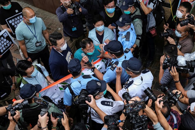 Một nghị viên Hồng Kông ẩu đả với cảnh sát trong cuộc tuần hành phản đối dự luật an ninh của Trung Quốc dành riêng cho Hồng Kông hôm 22.5 /// Reuters