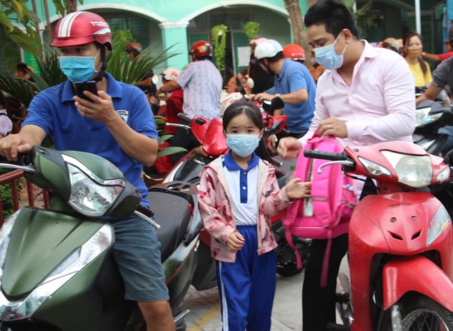 Phụ huynh chủ động đưa đón con đối với lớp một buổi /// Nguyễn Loan