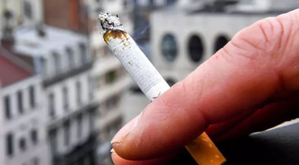 Hút thuốc có thể làm tăng nguy cơ nhiễm COVID-19 - Ảnh 1.