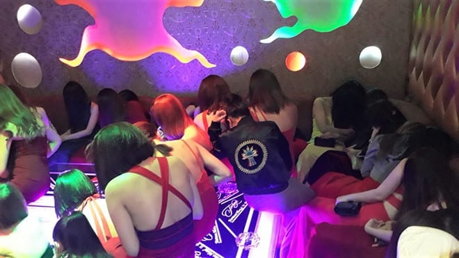 Nhiều quán karaoke để số lượng tiếp viên trong một phòng nhiều hơn quy định /// Ảnh: Phong Thanh