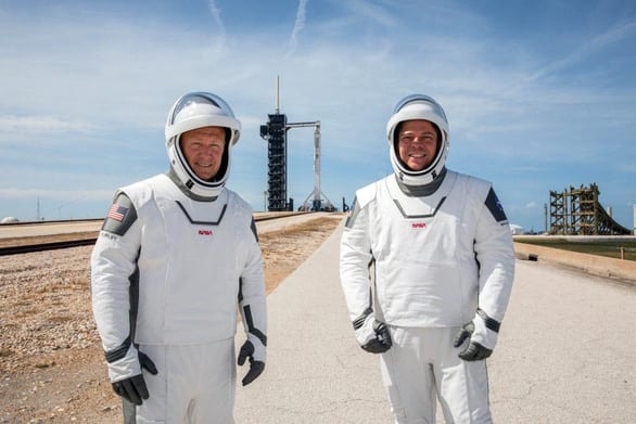 SpaceX chuẩn bị ghi dấu ấn lịch sử với chuyến bay có người lái đầu tiên - Ảnh 2.