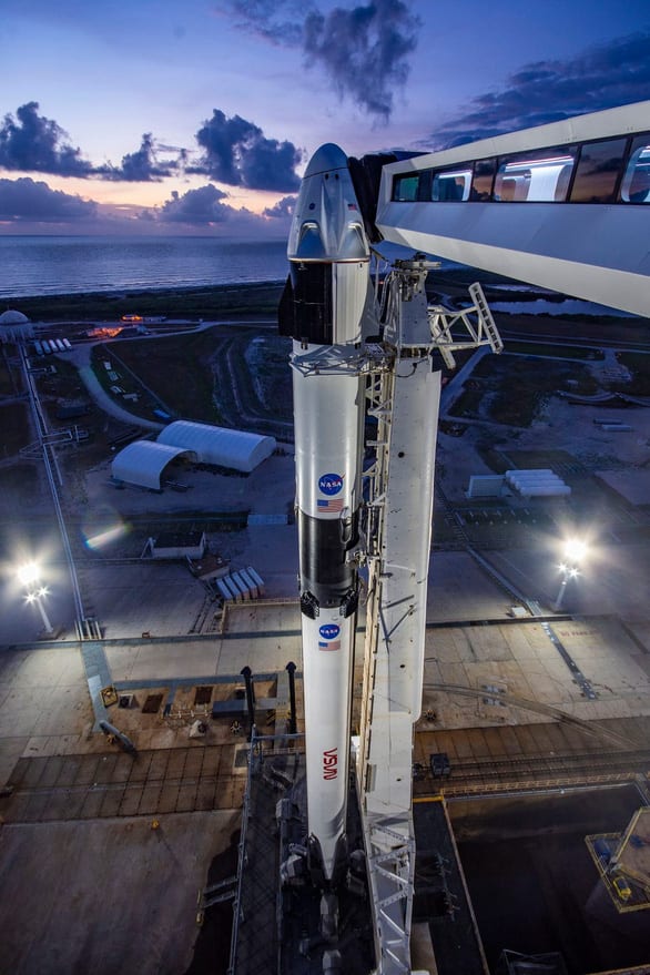 SpaceX chuẩn bị ghi dấu ấn lịch sử với chuyến bay có người lái đầu tiên - Ảnh 3.