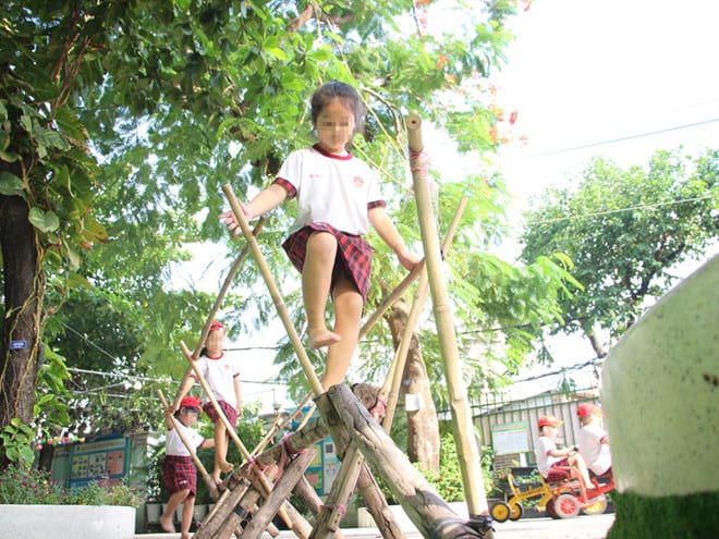 Học sinh tiểu học chơi dưới tán cây xanh cũng là một trong những mối lo của các trường, đặc biệt trong mùa mưa /// Nguyễn Loan