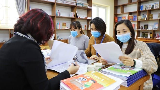 Giáo viên tiểu học ở Hà Nội nghiên cứu chọn SGK lớp 1 /// Đ.T.Đ