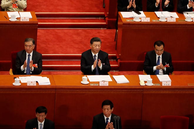 Chủ tịch Trung Quốc Tập Cận Bình (giữa) và Thủ tướng Lý Khắc Cường (phải) cùng các quan chức cấp cao Trung Quốc tại phiên khai mạc kỳ họp quốc hội thường niên ở Bắc Kinh sáng 22.5 /// Reuters