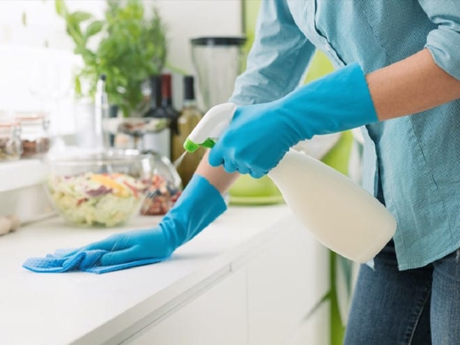 Khi vệ sinh quầy bếp, các chuyên gia khuyến cáo cần dùng xà phòng hoặc các loại chất tẩy rửa để loại bỏ vi khuẩn, virus, nấm và bụi bẩn, sau đó thì rửa sạch lại với nước /// Ảnh minh họa: Shutterstock