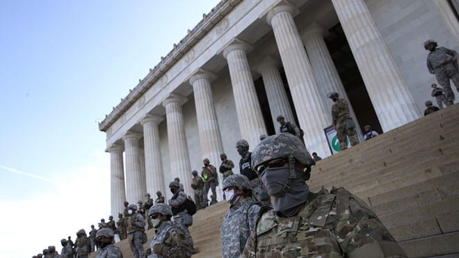 Quân đội dàn hàng bảo vệ Đài tưởng niệm Lincoln hôm 2.6 /// Ảnh: AFP 
