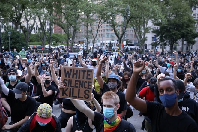 Hàng ngàn người biểu tình đòi công lý cho người đàn ông da màu George Floyd tại thành phố New York ngày 31.5 /// Reuters