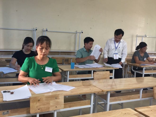 Chấm thi môn văn trong kỳ thi THPT quốc gia 2019 tại tỉnh Hòa Bình /// Ảnh: Tuệ Nguyễn