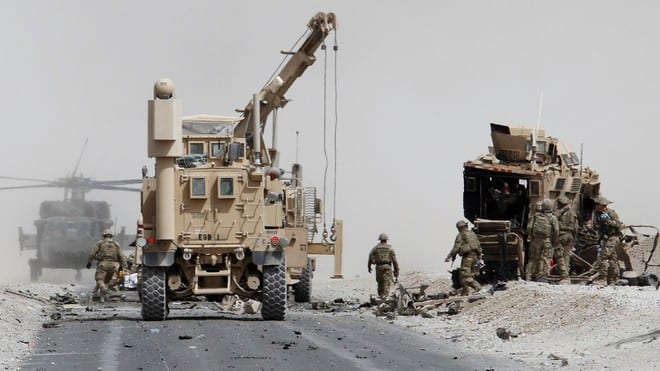 Lính Mỹ đánh gia thiệt hại một vụ tấn công tại Afghanistan /// Reuters