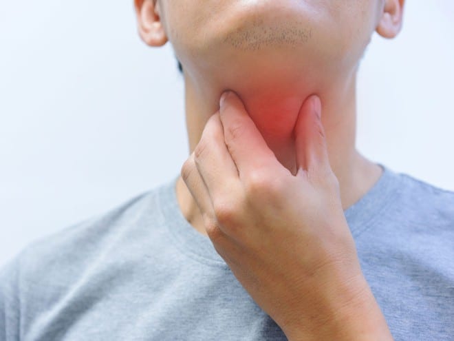 Triệu chứng của bệnh bạch hầu là đau họng, sốt, sưng cổ, có mảng màu xám dày ở họng và amiđan /// SHUTTERSTOCK