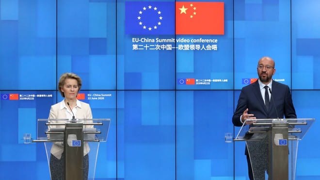 Chủ tịch Ủy ban châu Âu Ursula von der Leyen và Chủ tịch Hội đồng châu Âu Charles Michel họp báo sau hội nghị với lãnh đạo Trung Quốc /// Reuters