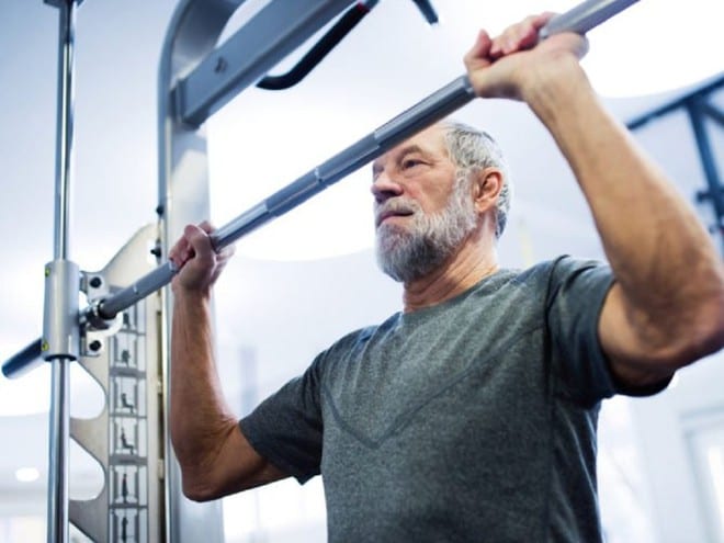 Tập nâng tạ có thể giúp duy trì sức mạnh và khối lượng cơ ở những người trên 50 tuổi /// Ảnh minh họa: Shutterstock