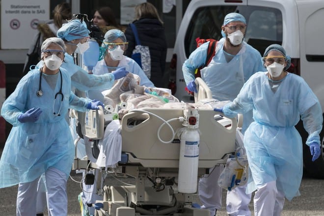 Hối hả đưa bệnh nhân Covid-19 vào bệnh viện ở Mulhouse, Pháp /// Ảnh: AFP