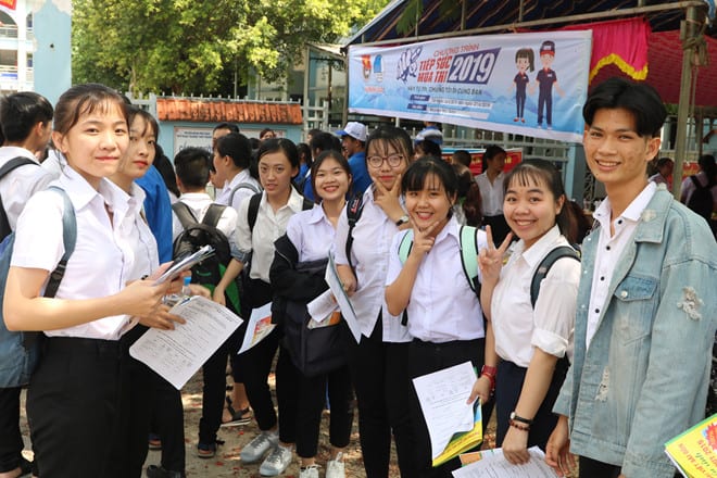 Học sinh tỉnh Bình Dương sau giờ thi môn văn trong kỳ thi THPT quốc gia năm 2019 /// Lê Thanh
