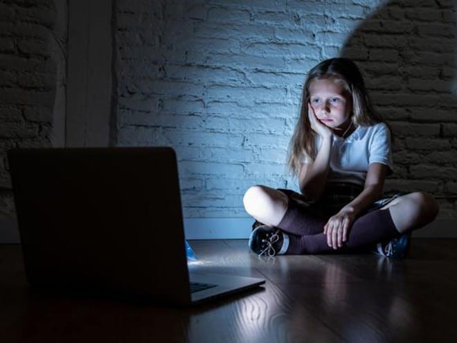 Hãy đồng hành cùng con để giữ an toàn cho con trên môi trường mạng internet nhiều cạm bẫy /// Ảnh minh họa: Shutterstock