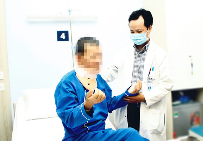 Bệnh nhân bị thoát vị đĩa đệm cột sống cổ được bác sĩ thăm khám, kiểm tra sau phẫu thuật /// Khải Linh