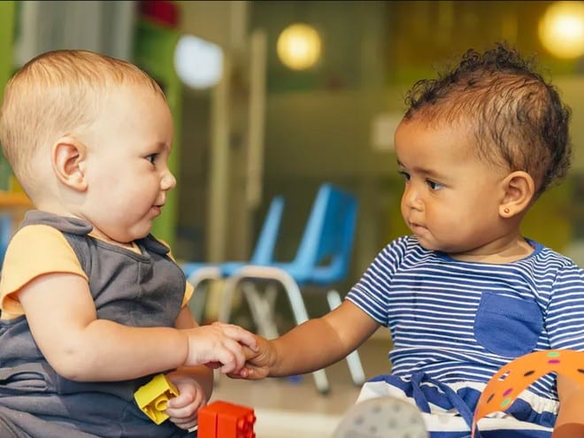 Trẻ em thể hiện lòng vị tha, giúp đỡ người khác vô vị lợi từ rất sớm /// Ảnh minh họa: Shutterstock