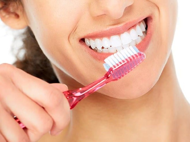 Chải răng quá mạnh có thể làm tổn thương mô nướu /// Ảnh minh họa: Shutterstock