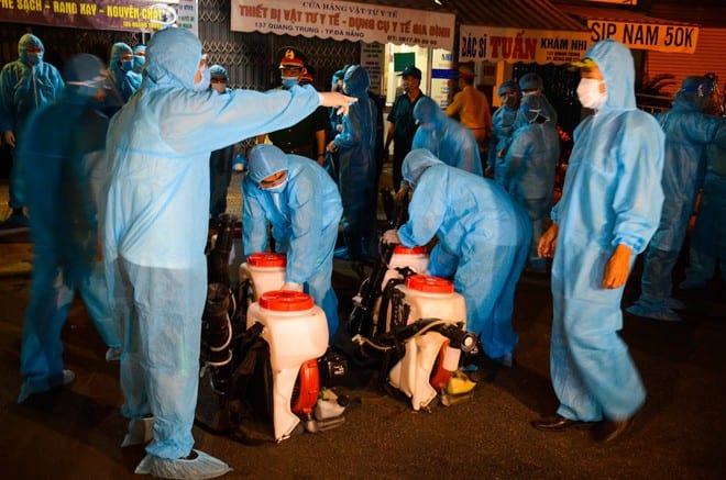 Lực lượng quân đội phun hóa chất khử trùng tại các khu vực đang phong tỏa ở Đà Nẵng /// Ảnh: Huy Đạt