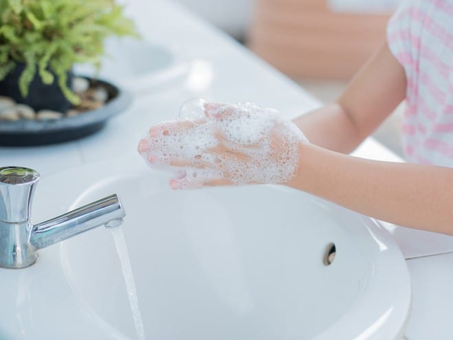 Phòng bệnh tay chân miệng bằng cách rửa tay thường xuyên với xà phòng /// Ảnh minh họa: Shutterstock