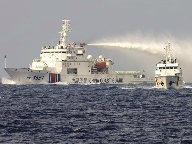 Tàu hải cảnh 3501 của Trung Quốc phun nước vào tàu KN-474 của chi đội Kiểm ngư 4 tiếp cận ngăn cản tàu Hải Dương Địa chất 8 xâm phạm chủ quyền Việt Nam tại bãi Tư Chính (ảnh chụp tháng 7.2019) /// Ảnh: Ngư dân cung cấp