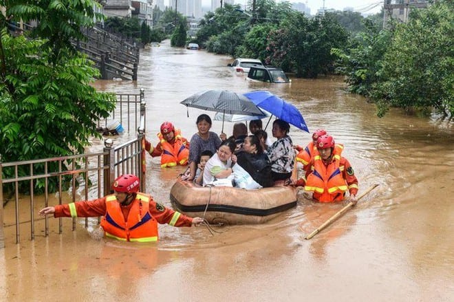 Sơ tán người dân chạy lũ lụt tại Cửu Giang, tỉnh Giang Tây, Trung Quốc ngày 8.7.2020 /// AFP