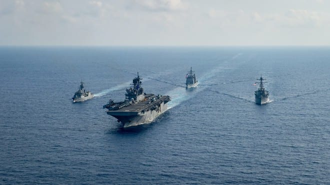 Tàu hộ tống Úc HMAS Parramatta (bìa trái) cùng các tàu Mỹ ở Biển Đông ngày 18.4 /// Ảnh: DVIDS