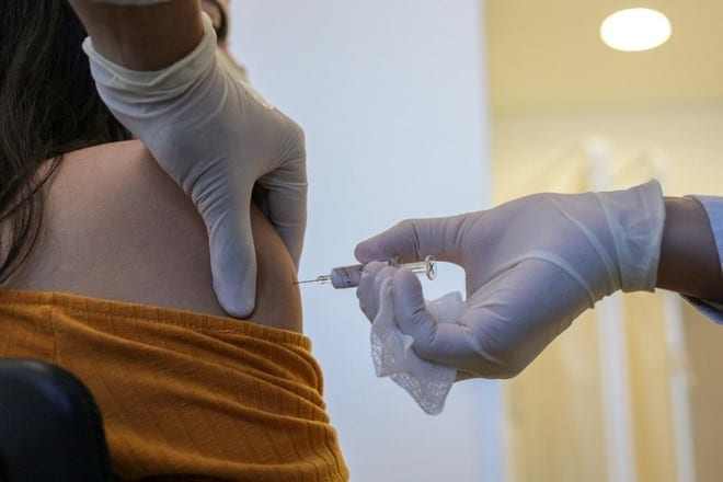 Tình nguyện viên được tiêm thử vắc xin ở Brazil /// Ảnh: AFP