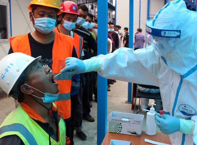 Công nhân tại Bắc Kinh được lấy mẫu xét nghiệm Covid-19 /// Ảnh: Reuters